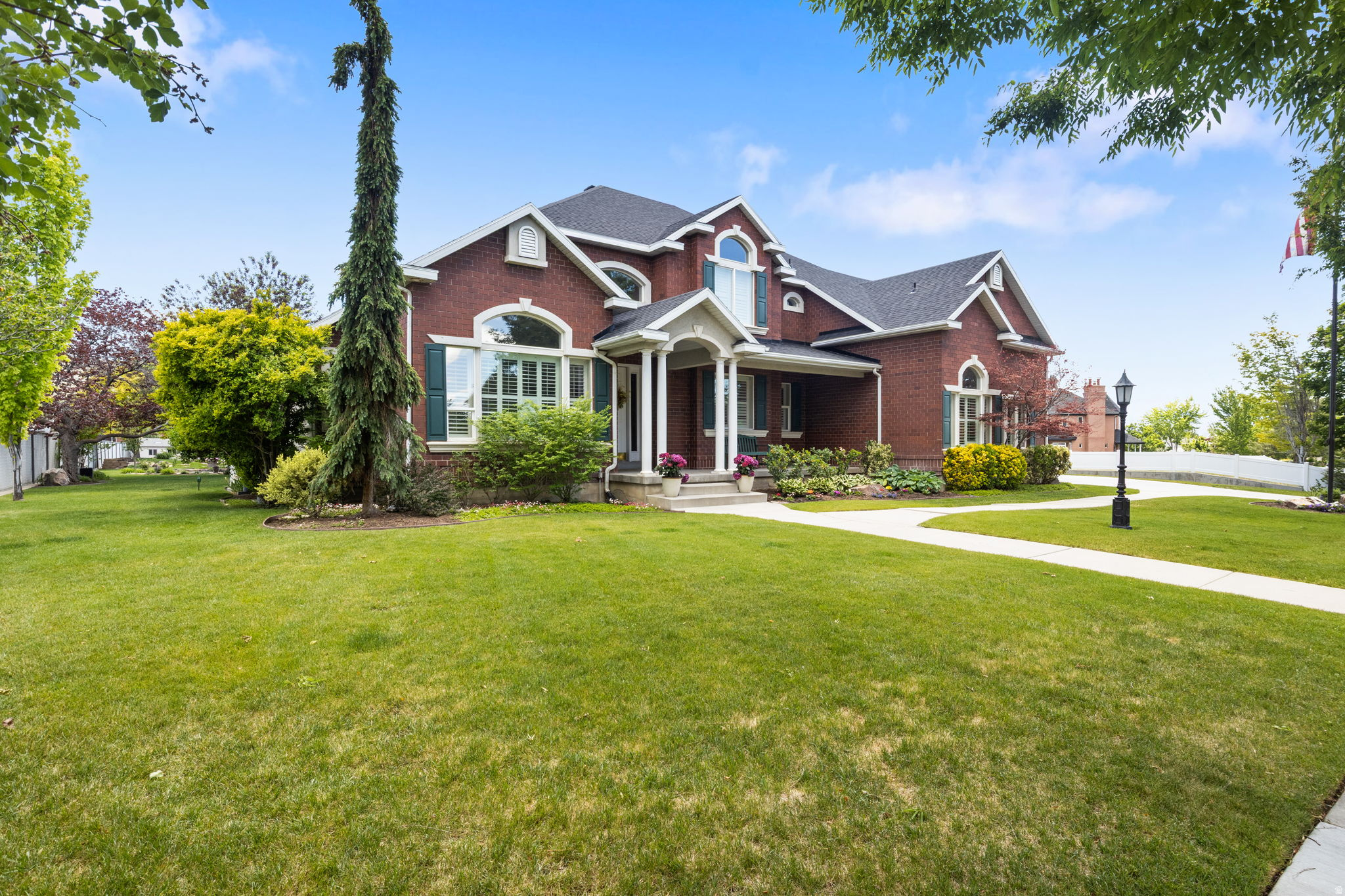 1244 E WALDEN LN