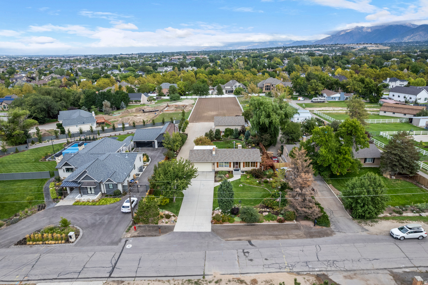 835 E CANYON BREEZE LN