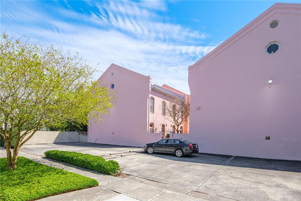 1223 AMELIA Street 1223