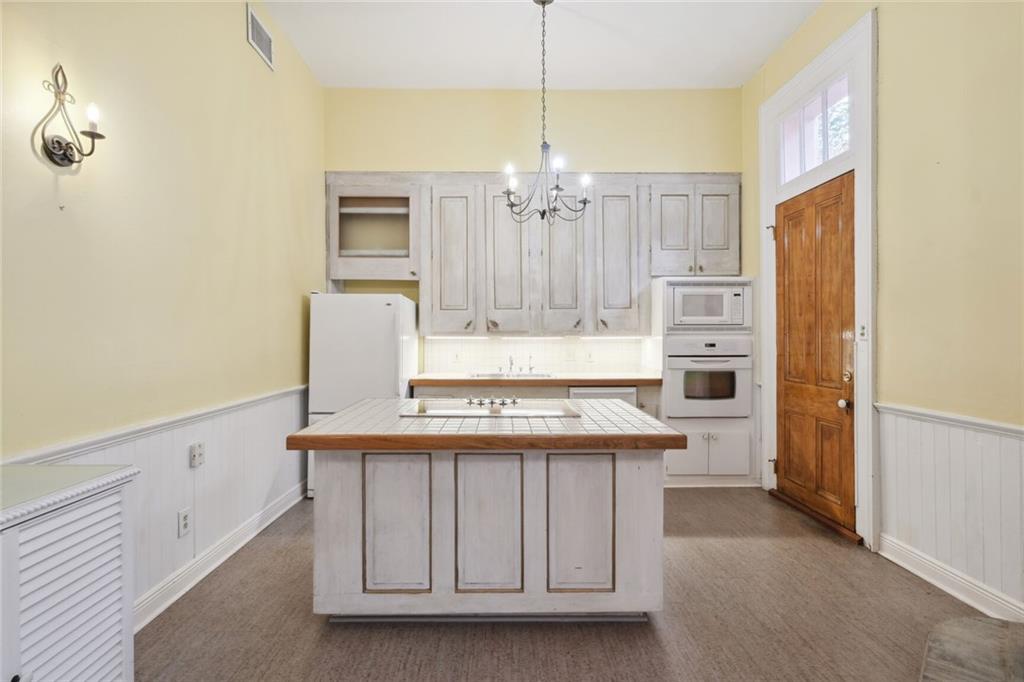 1223 AMELIA Street 1223