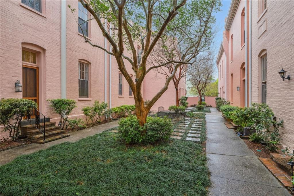 1223 AMELIA Street 1223