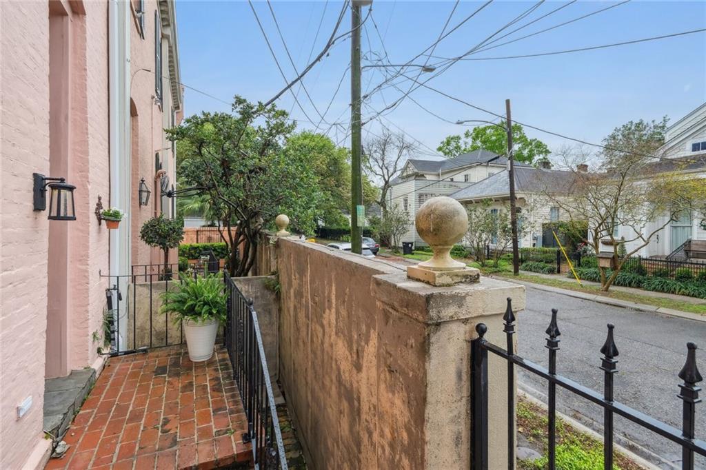 1223 AMELIA Street 1223