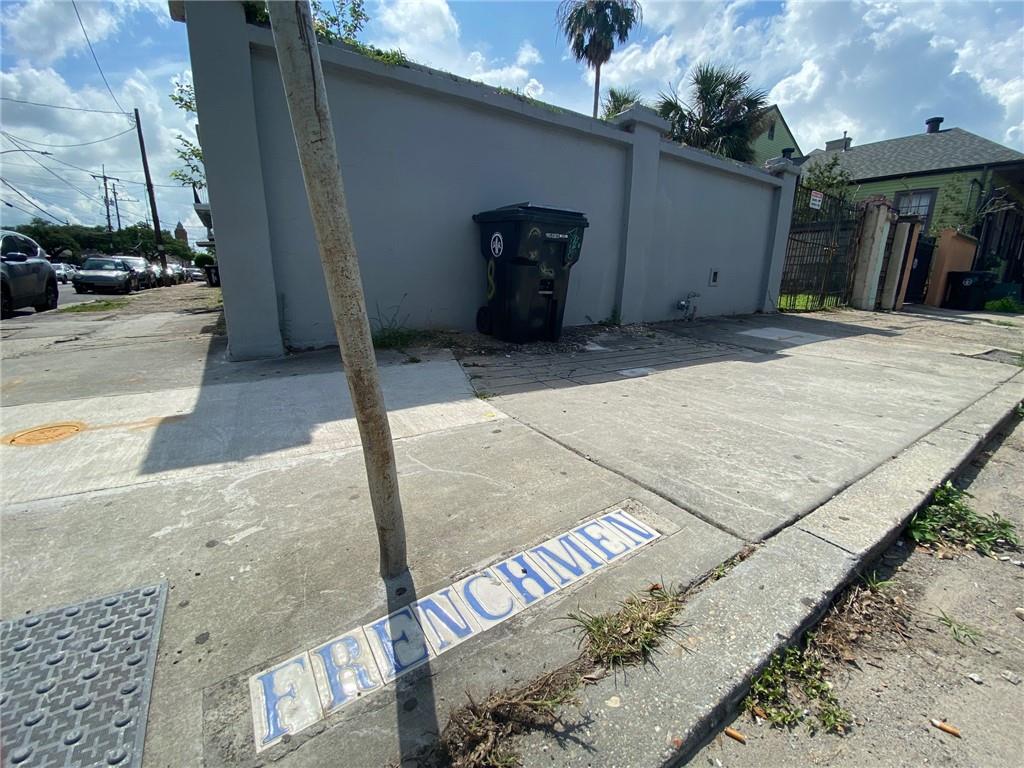 2100 BURGUNDY Street