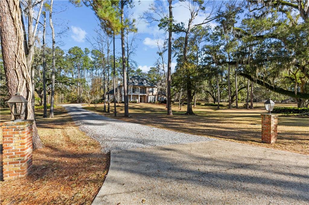 106 TWIN OAKS Lane