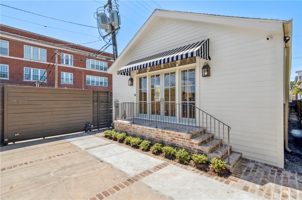 2401 VALENCE Street