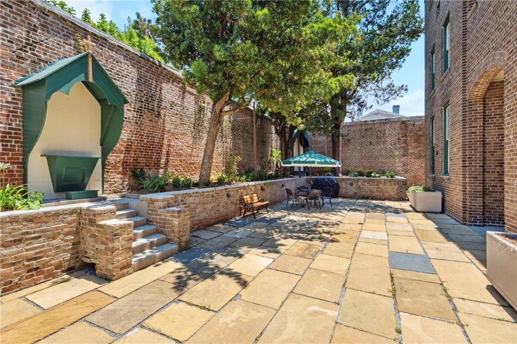 1022 BARRACKS Street 105