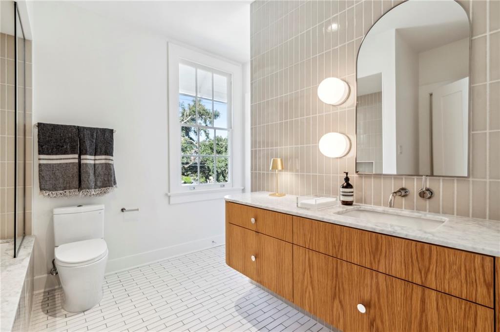 7008 CHESTNUT Street 201