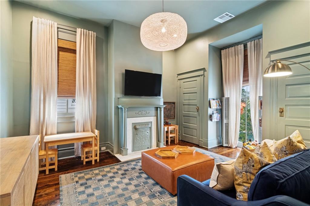 6035 COLISEUM Street