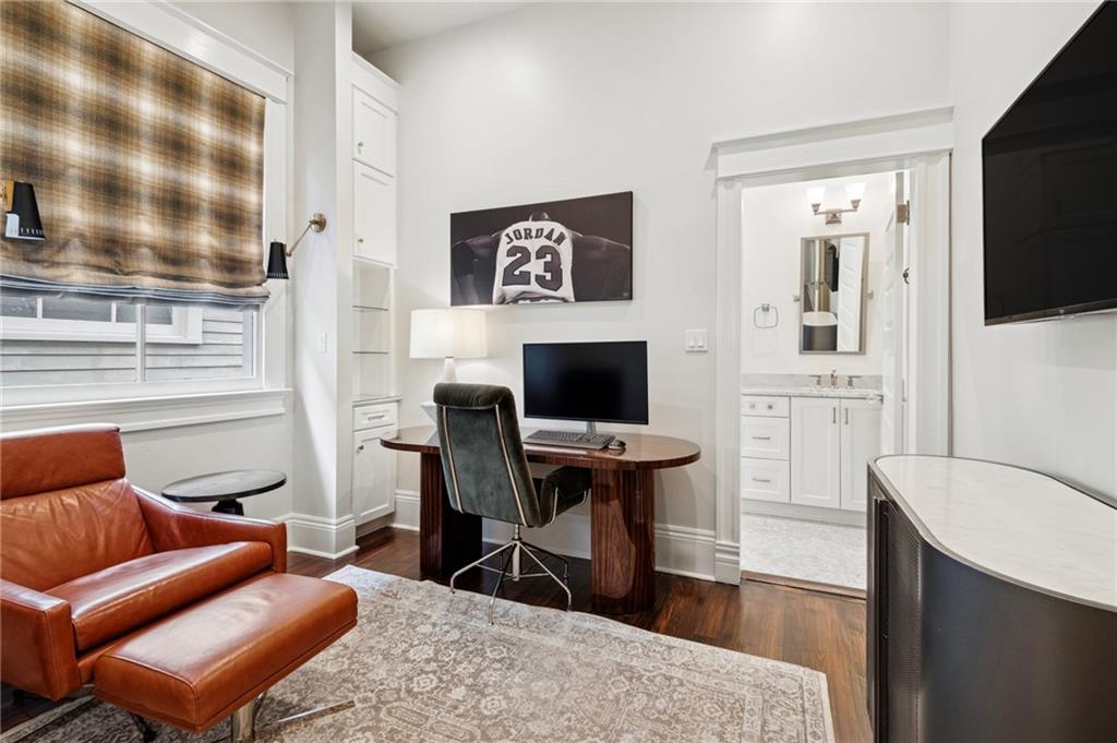 6035 COLISEUM Street