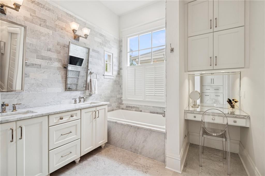 6035 COLISEUM Street