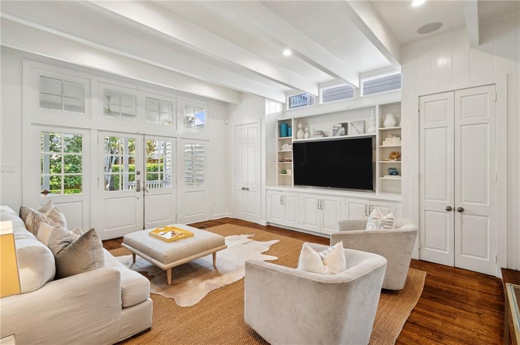 6035 COLISEUM Street