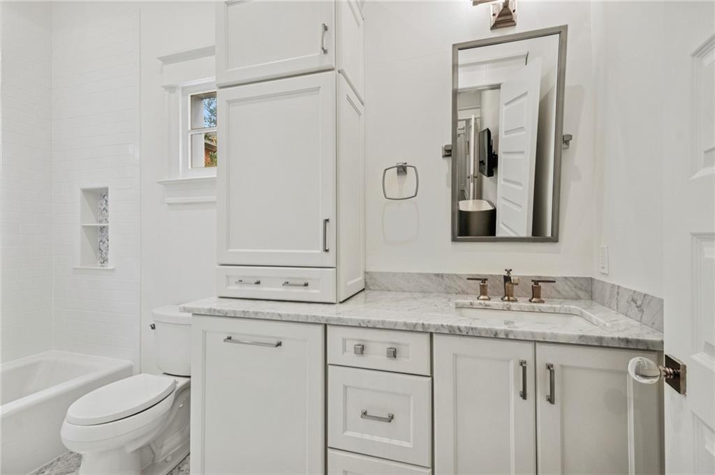 6035 COLISEUM Street