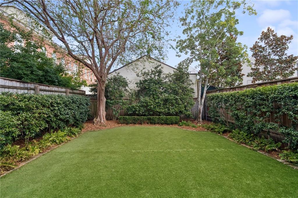 6035 COLISEUM Street