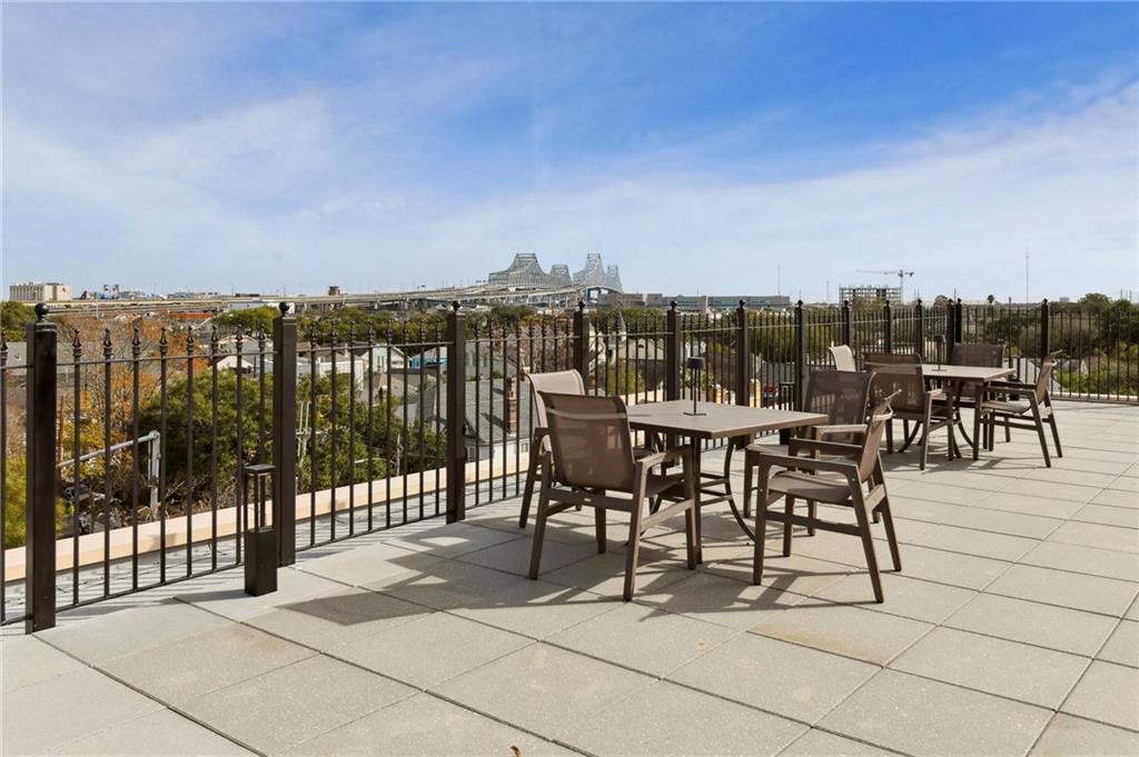 1750 SAINT CHARLES Avenue 215