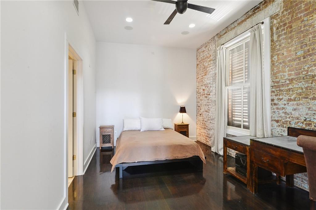 900 S PETERS Street 8