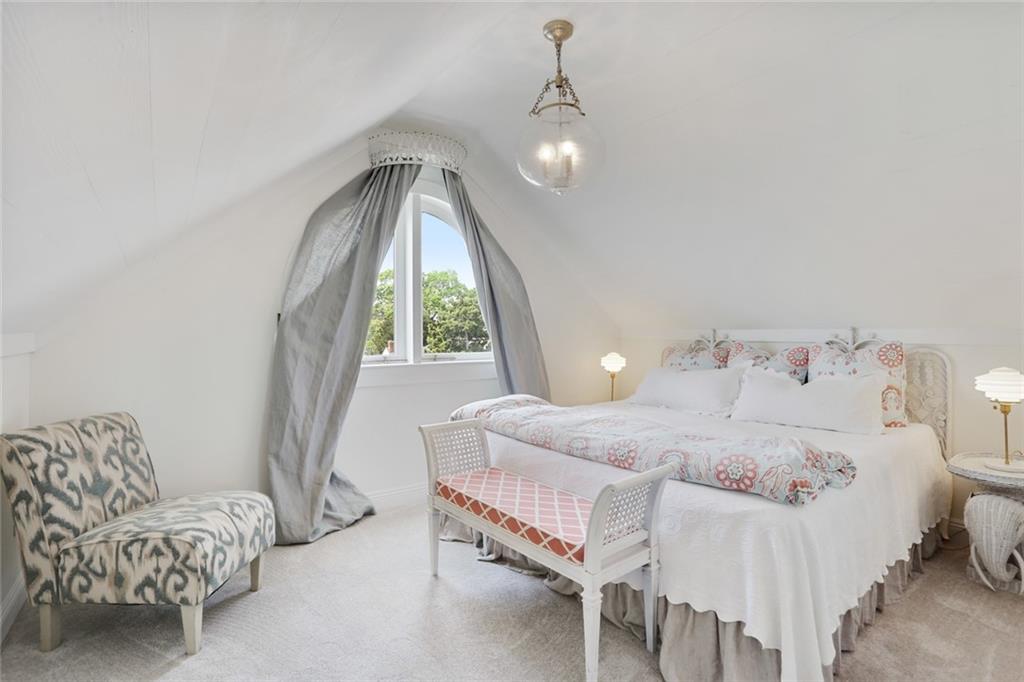 818 UPPERLINE Street