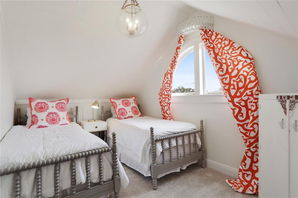 818 UPPERLINE Street