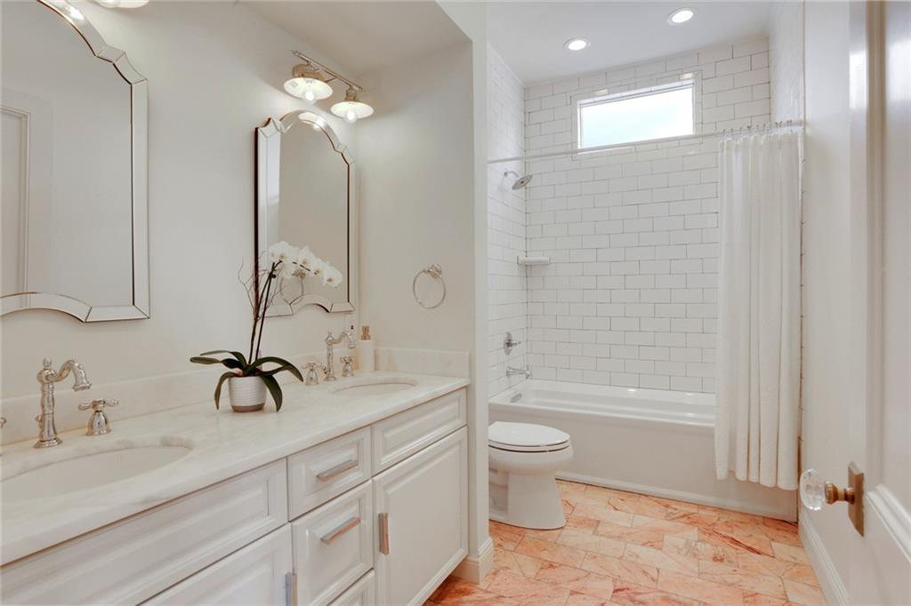 818 UPPERLINE Street