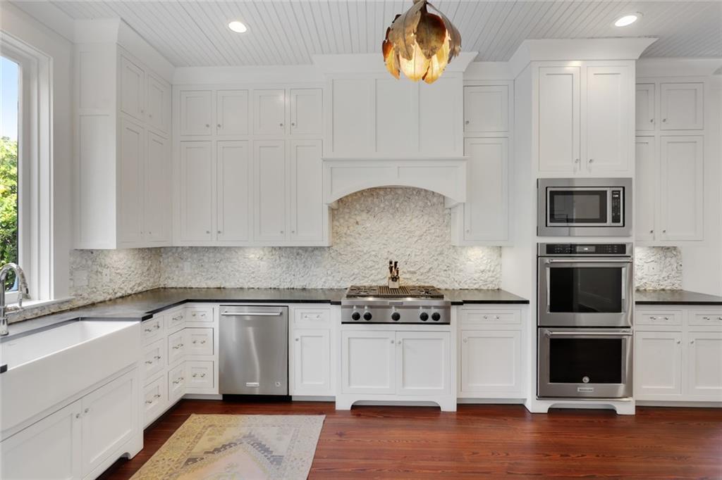 818 UPPERLINE Street