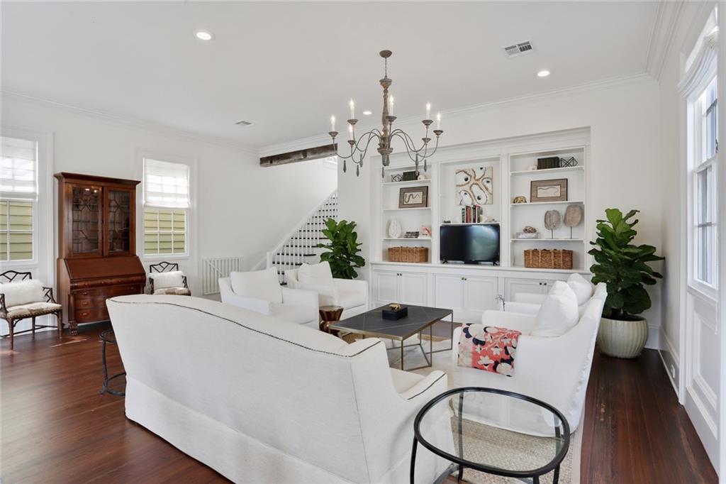 818 UPPERLINE Street