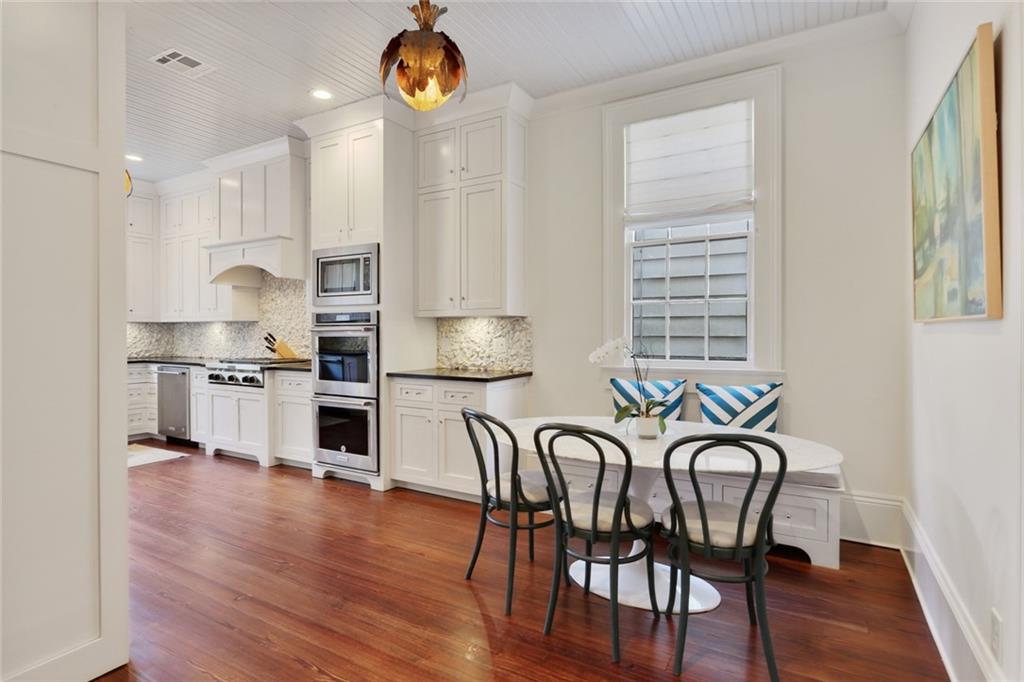 818 UPPERLINE Street