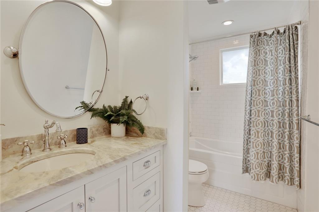 818 UPPERLINE Street