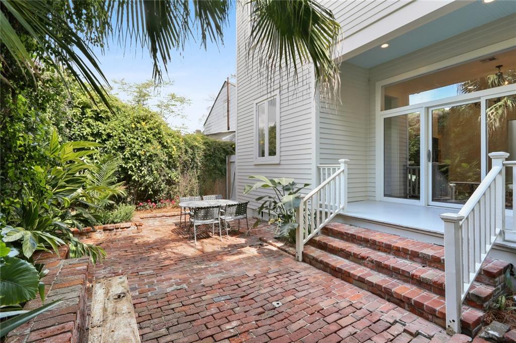 818 UPPERLINE Street