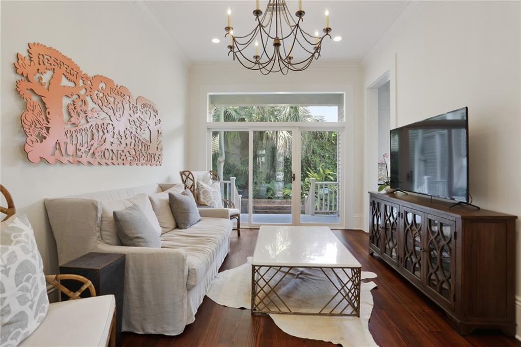 818 UPPERLINE Street