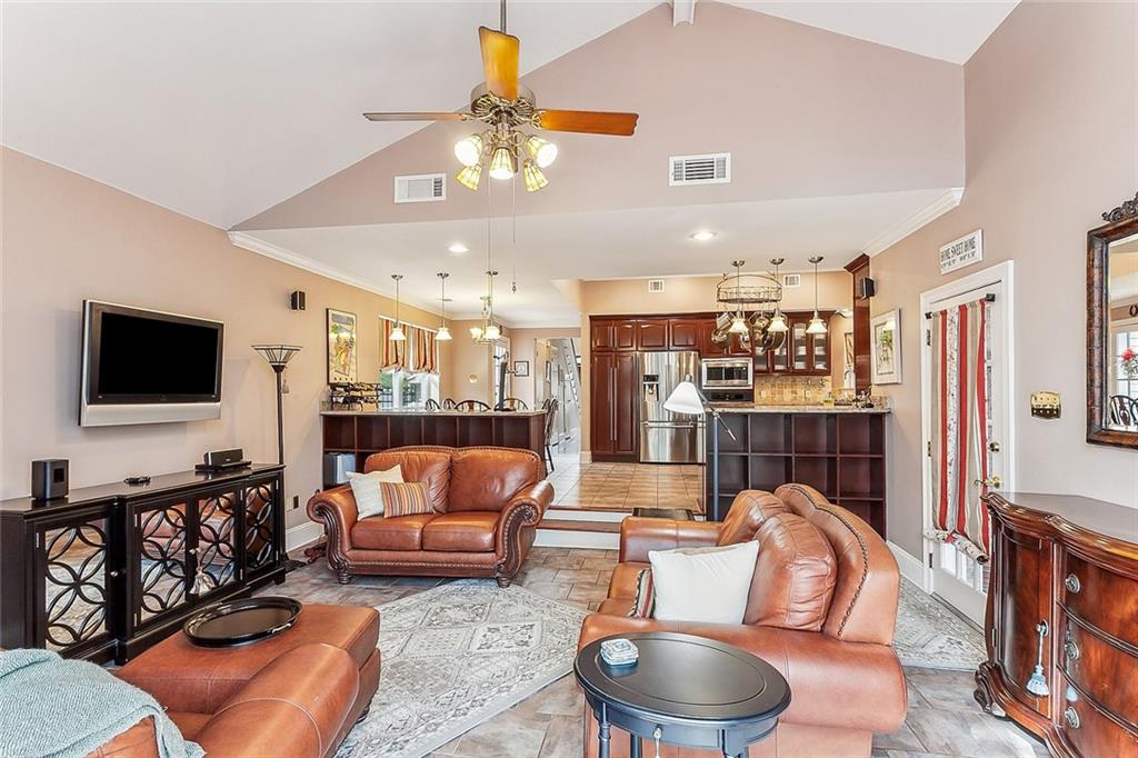 1612 OLEANDER Street