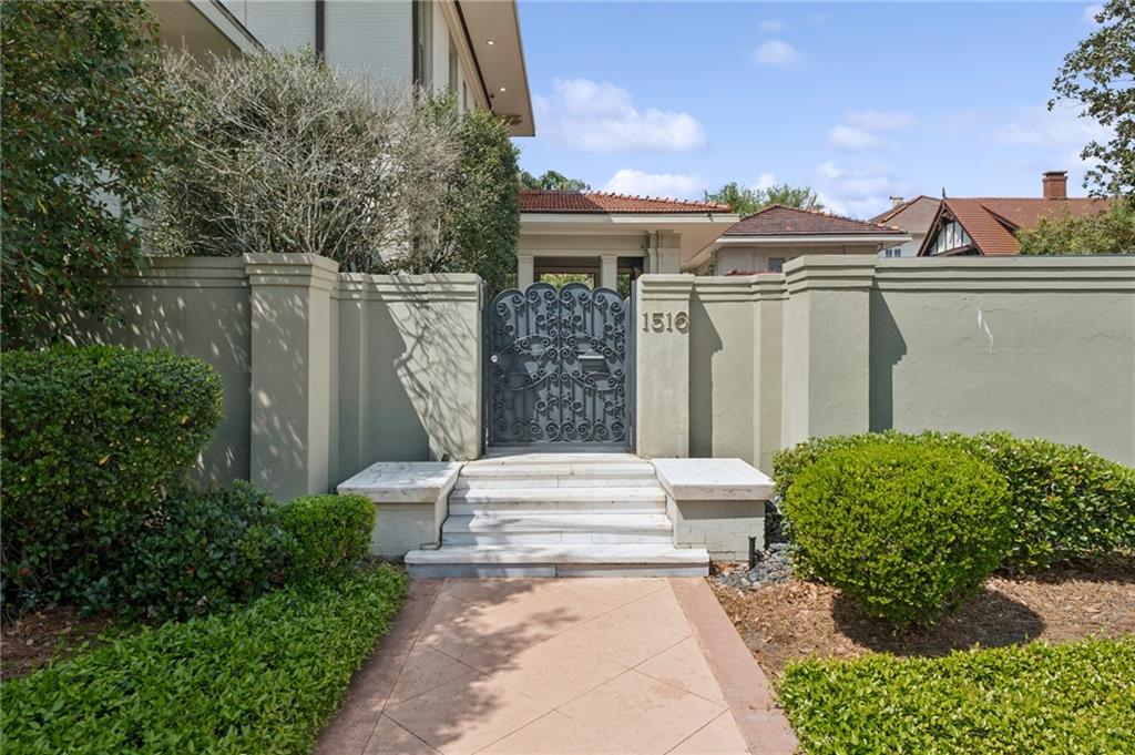 1516 ROBERT Street