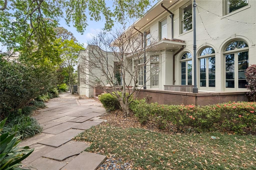 1516 ROBERT Street