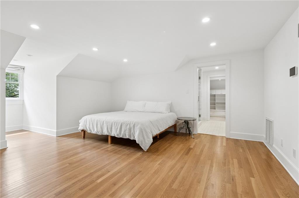 1516 ROBERT Street