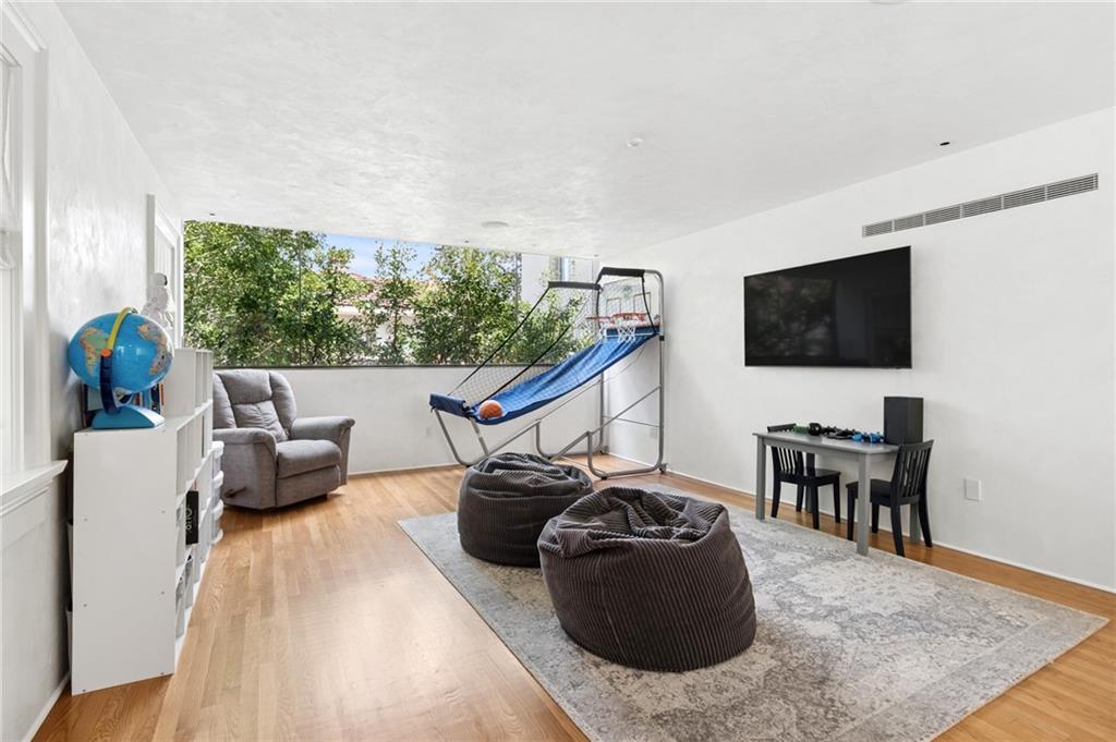 1516 ROBERT Street