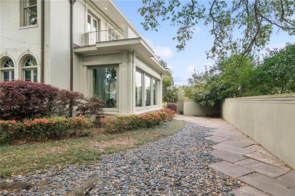 1516 ROBERT Street