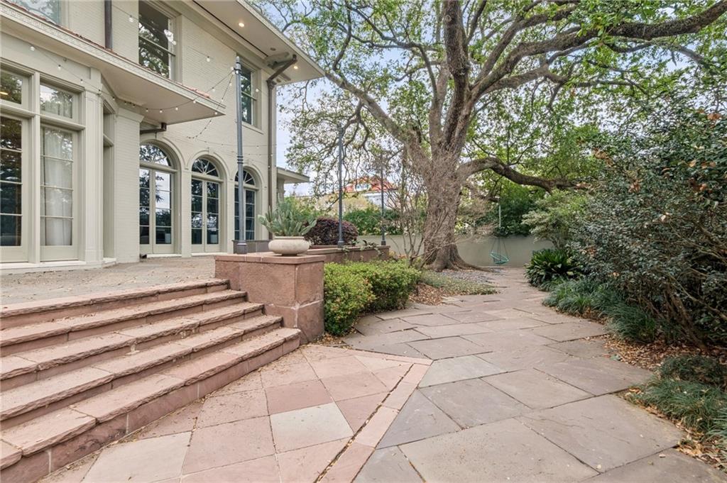 1516 ROBERT Street