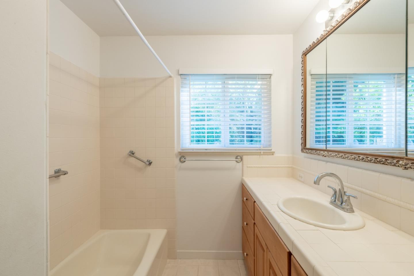 11th 2 E of Torres Avenue