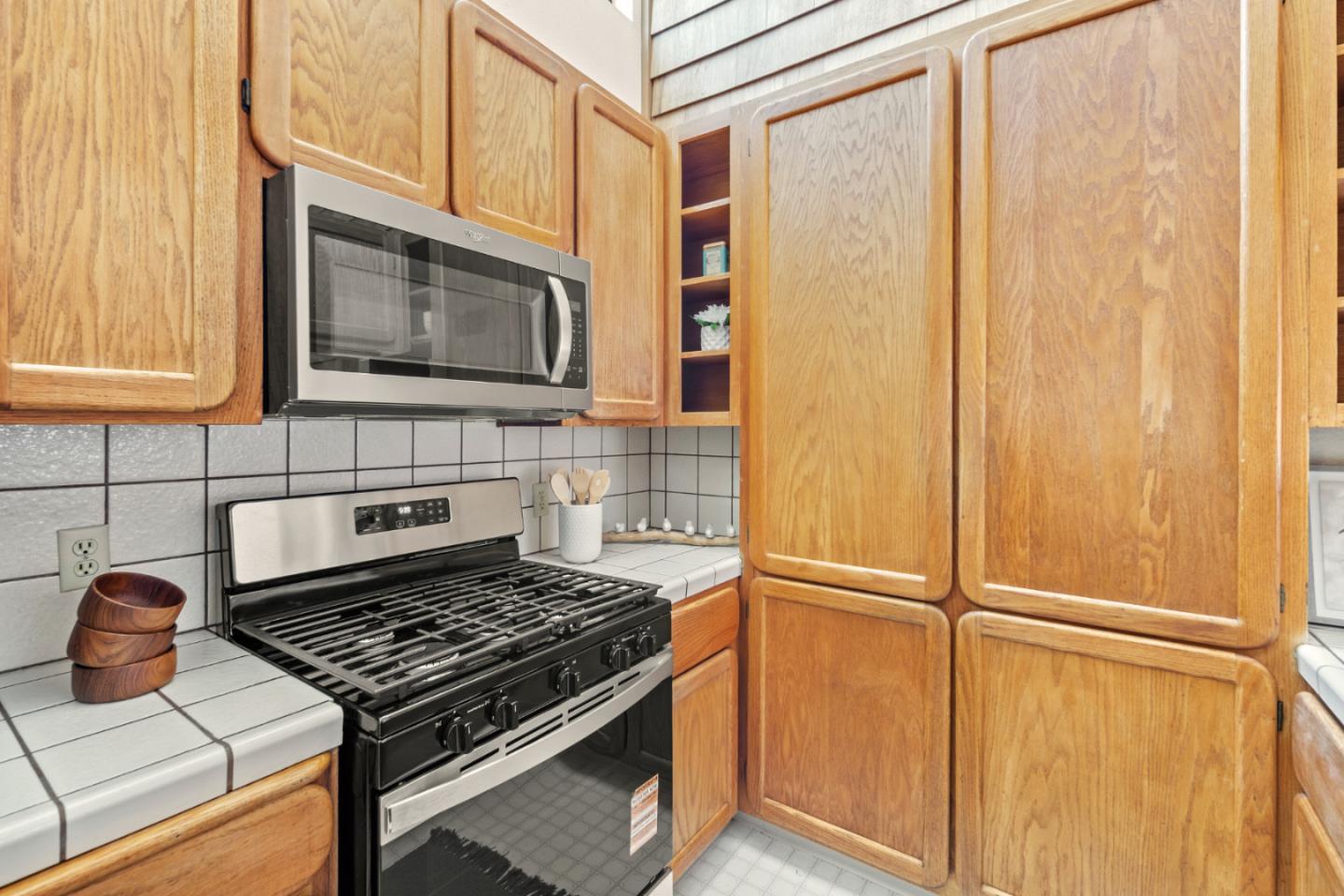 461 Dela Vina Avenue 209