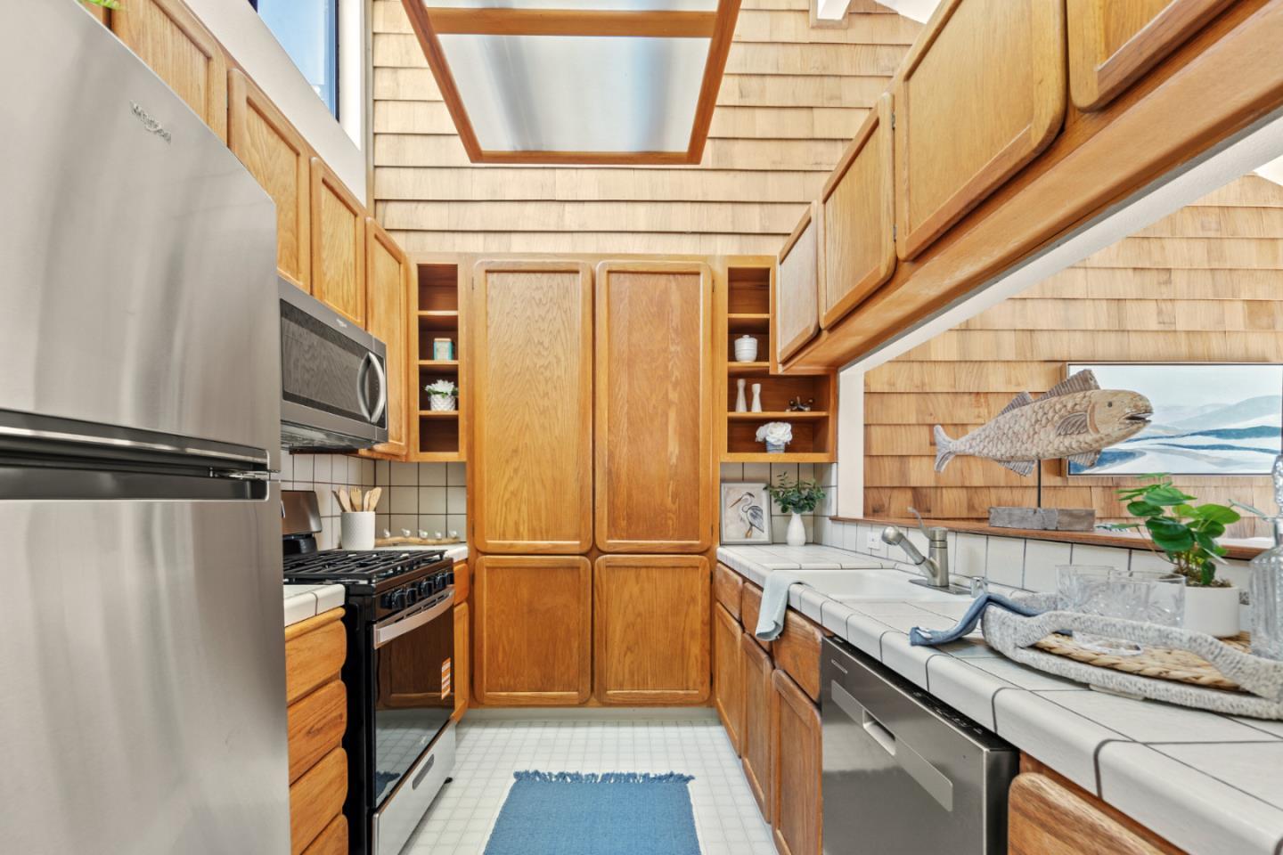 461 Dela Vina Avenue 209