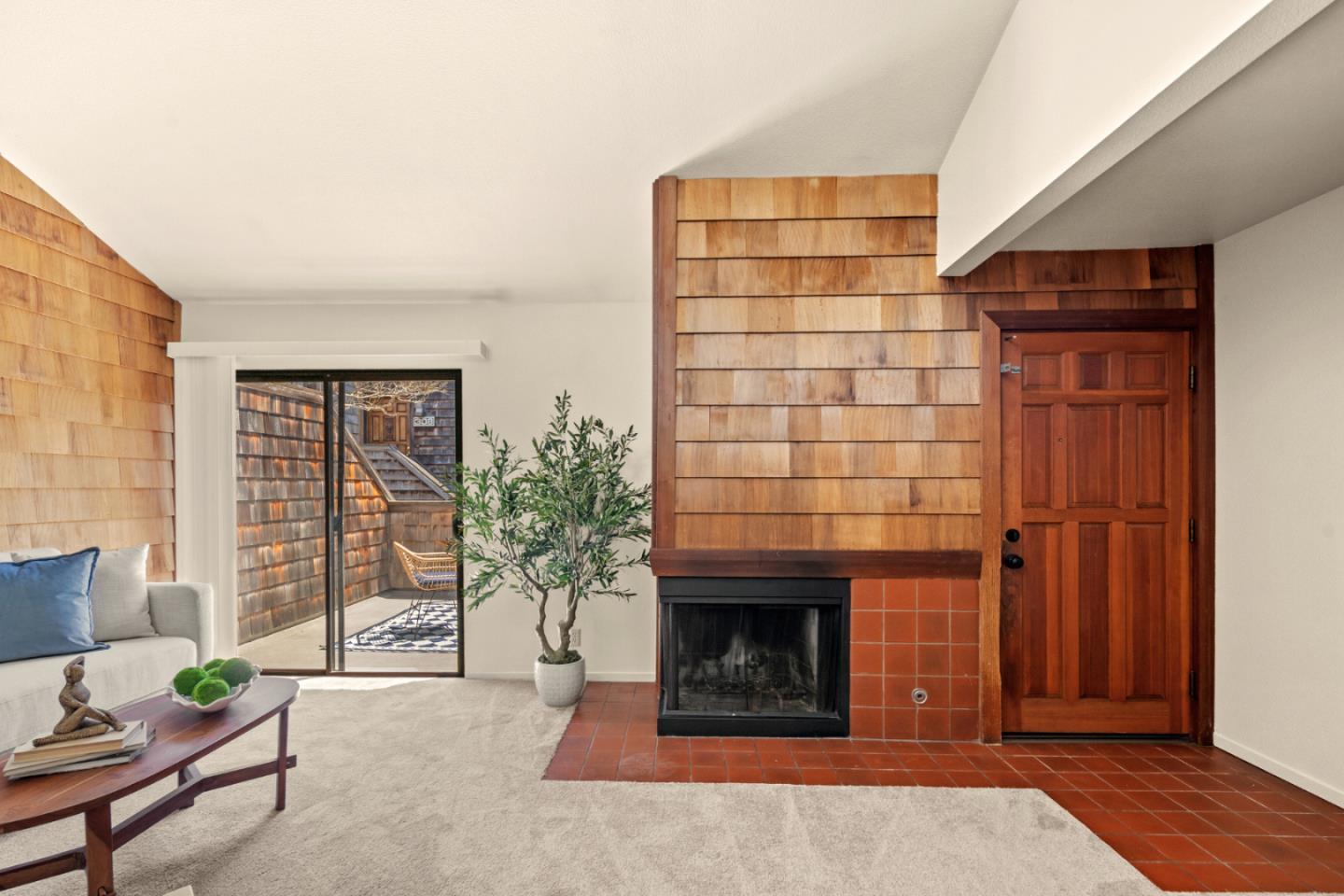 461 Dela Vina Avenue 209