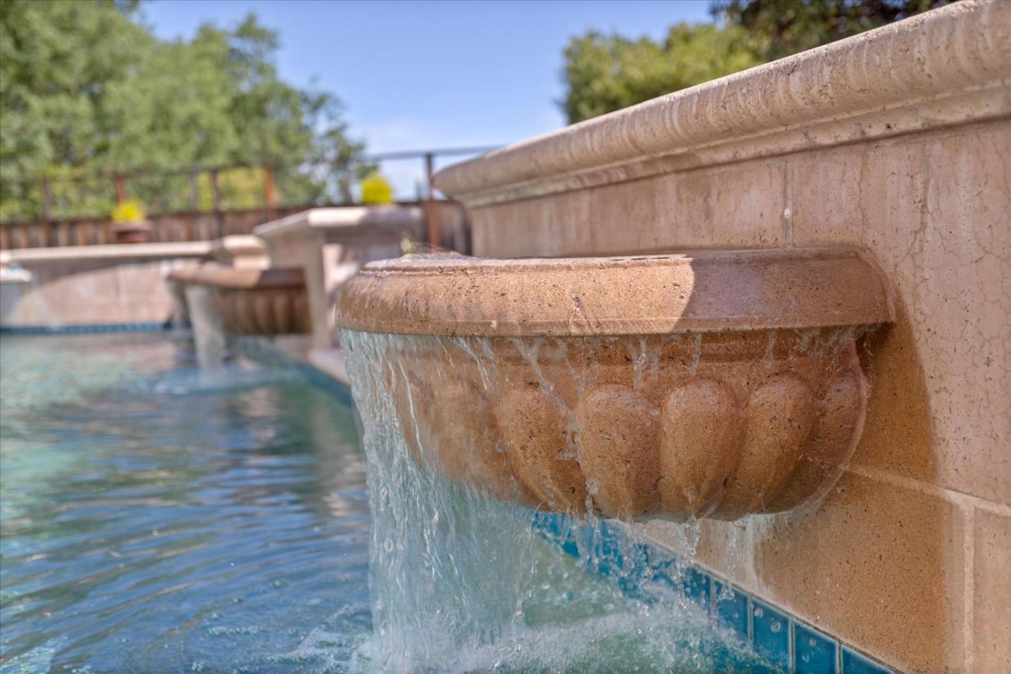 1136 Eagle Cliff Court