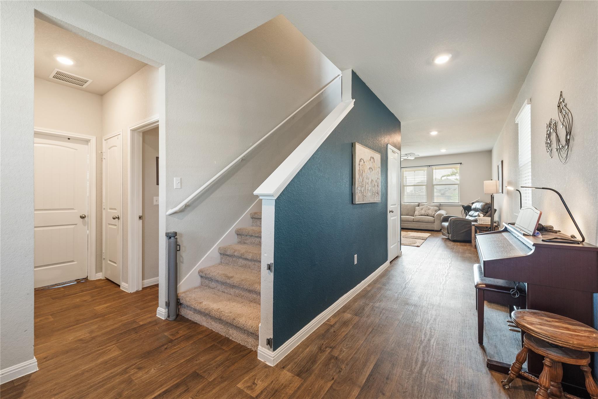 205 Strand LN