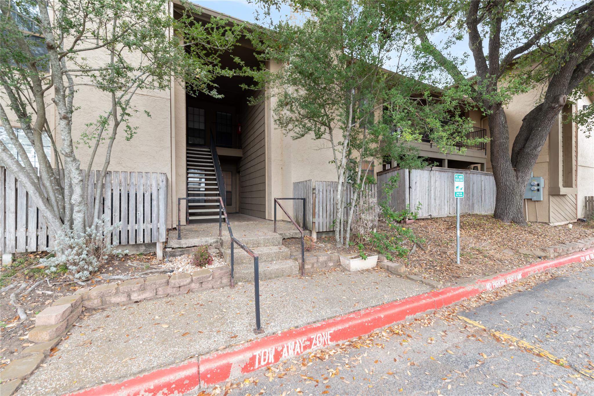 1202 Thorpe LN # 216