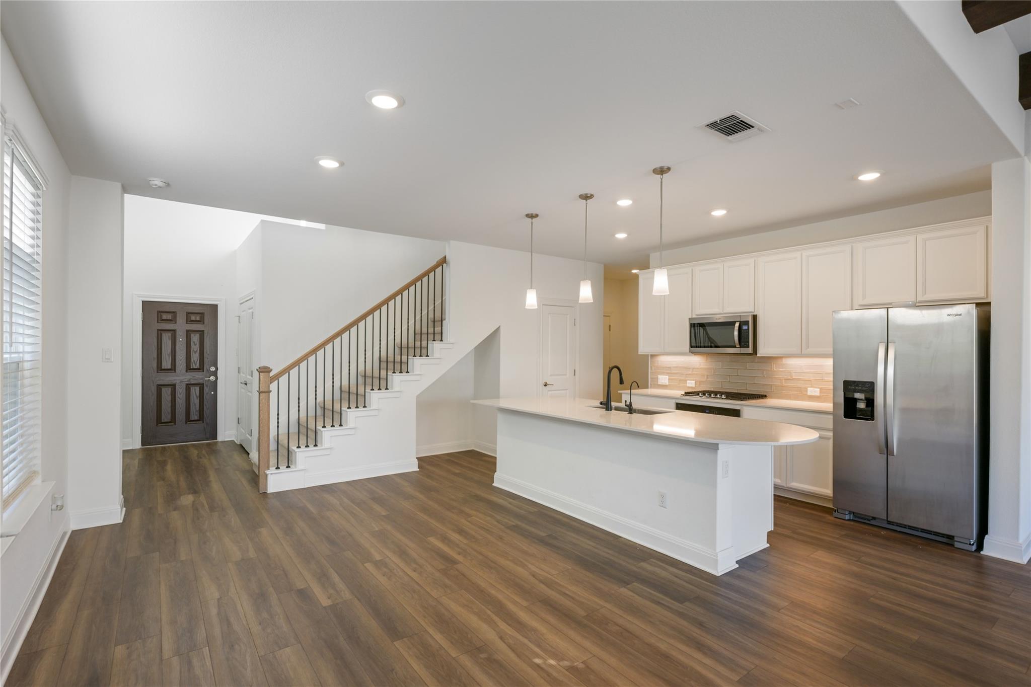 301 Harbors LN