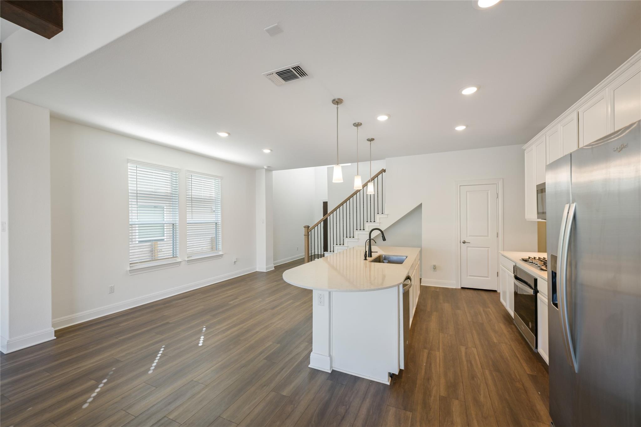 301 Harbors LN