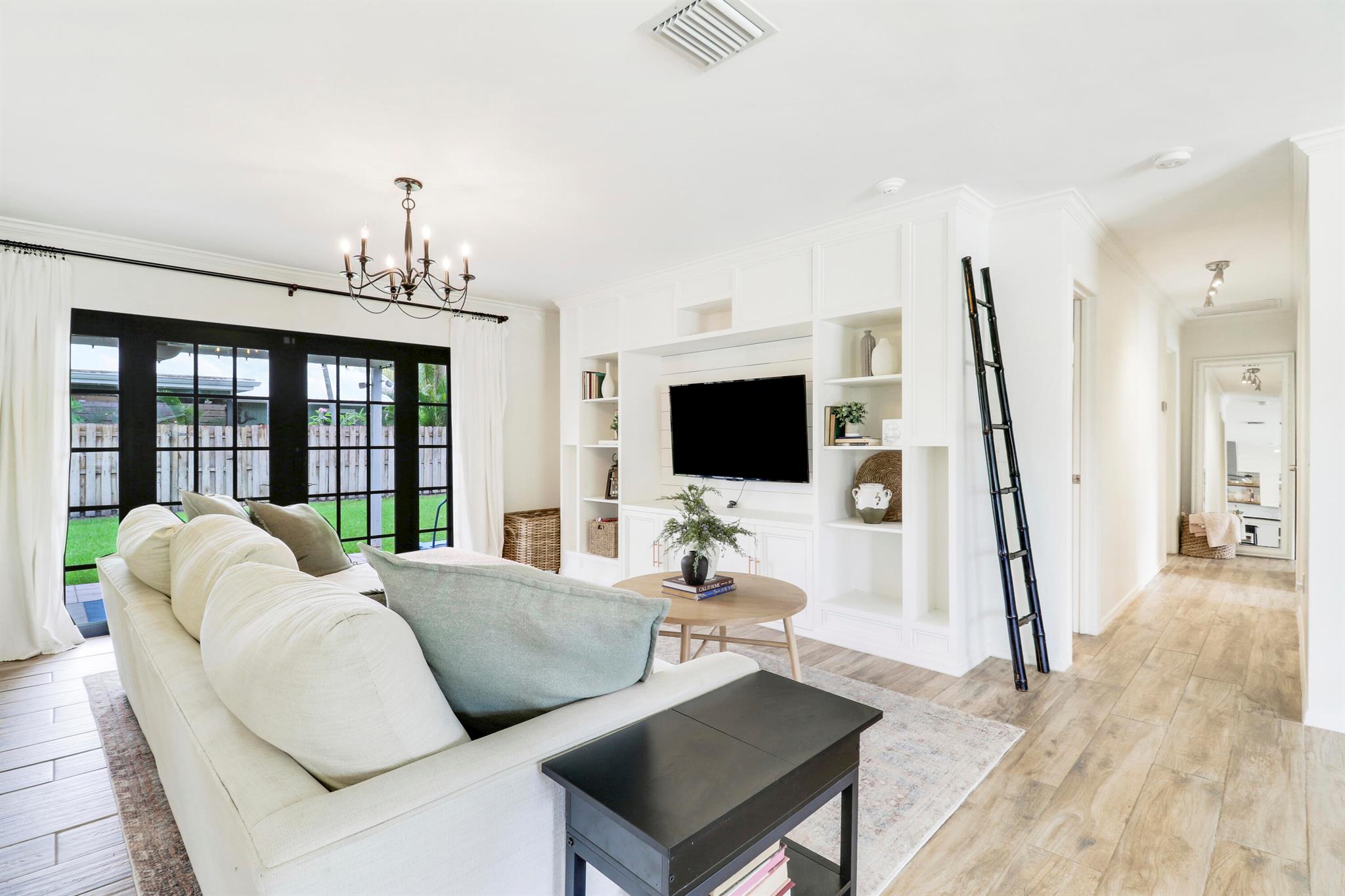 902 Oak Circle