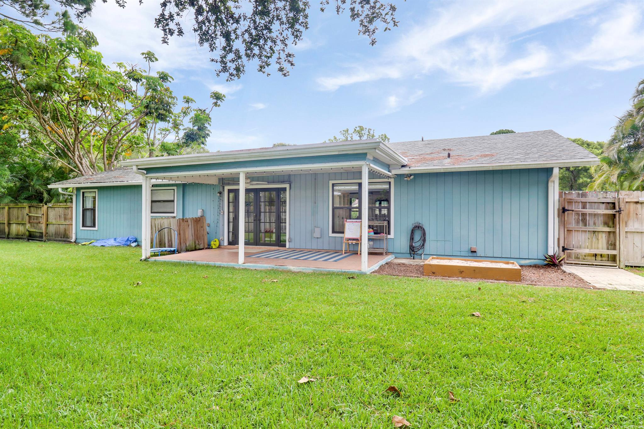 902 Oak Circle