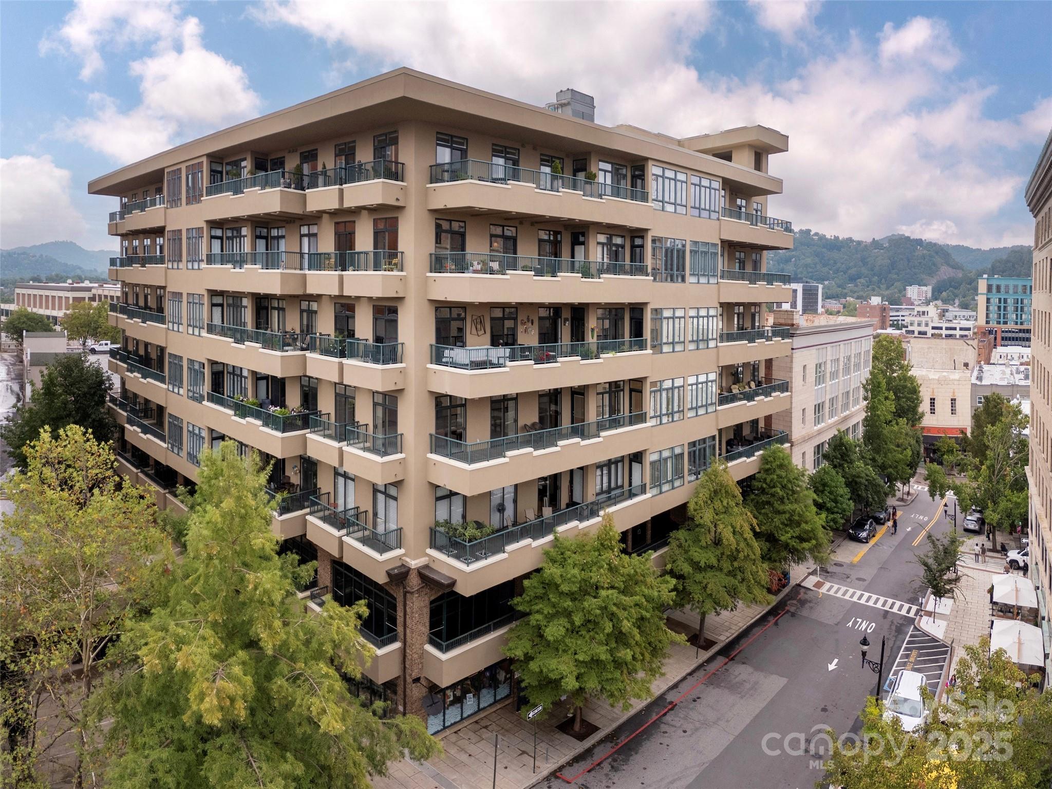21 Battery Park Avenue Unit: 305