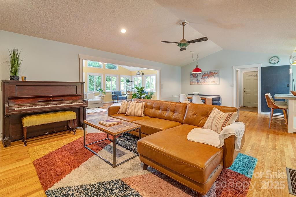 44 Samayoa Place