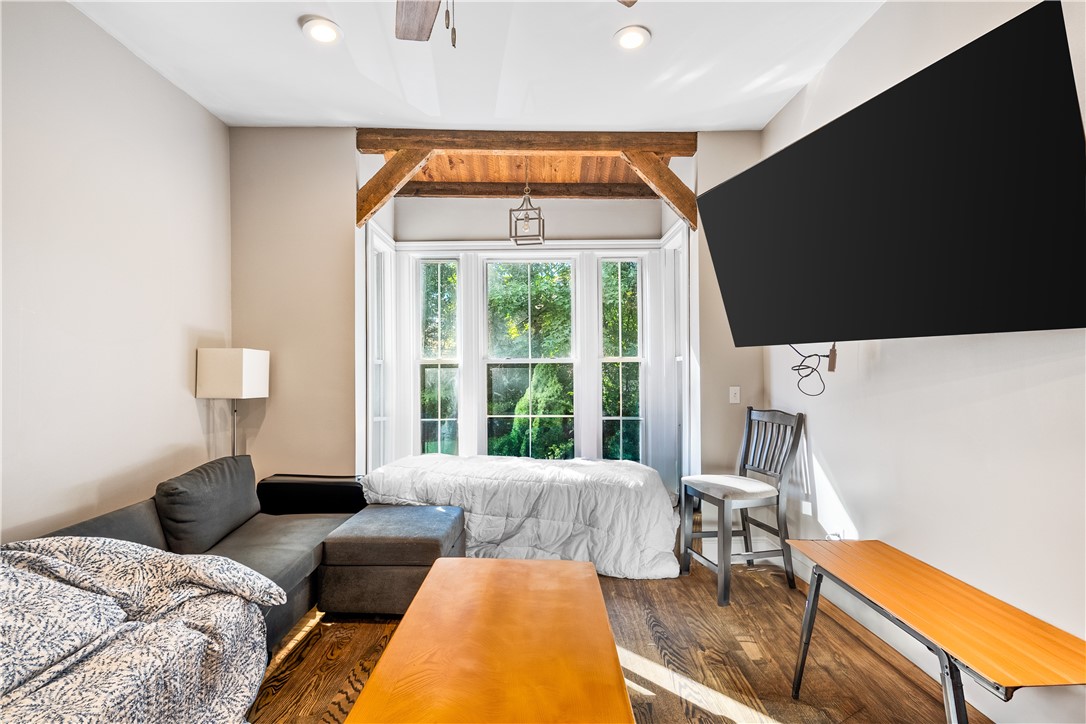563 Putnam Pike
