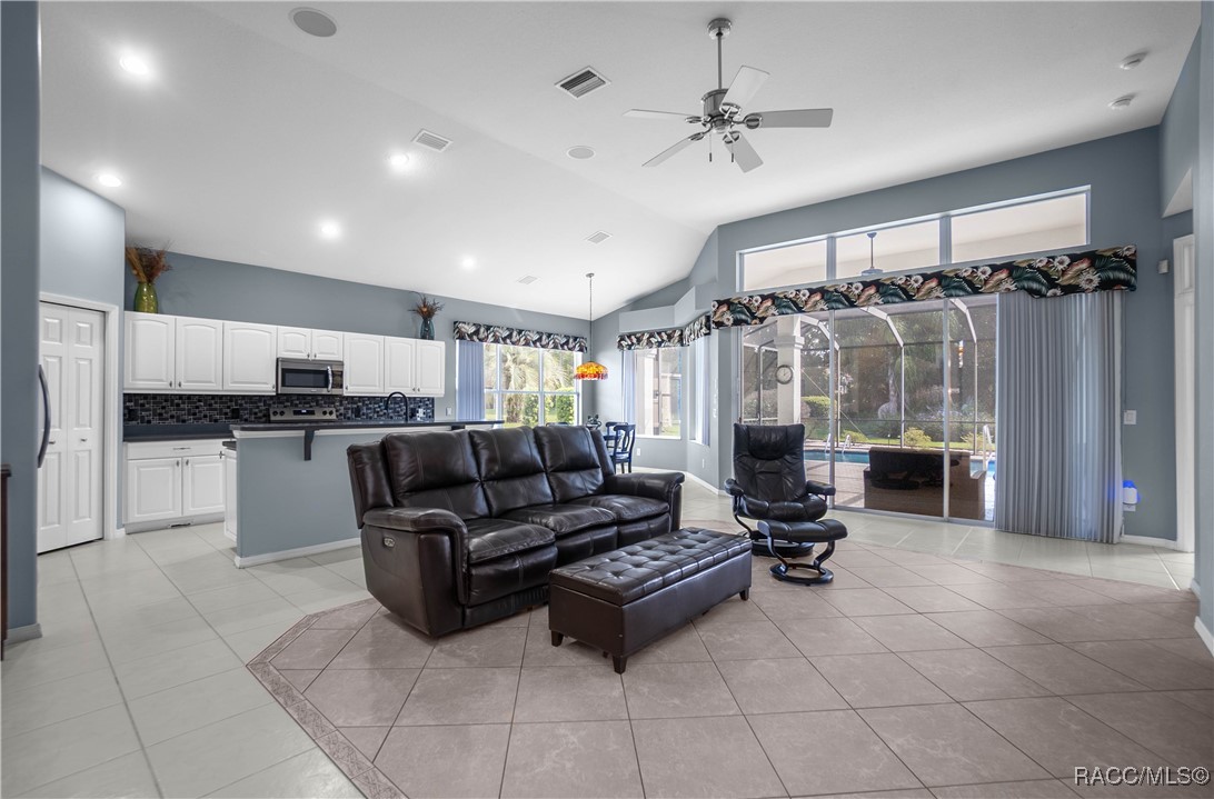 1685 N Bogey Point